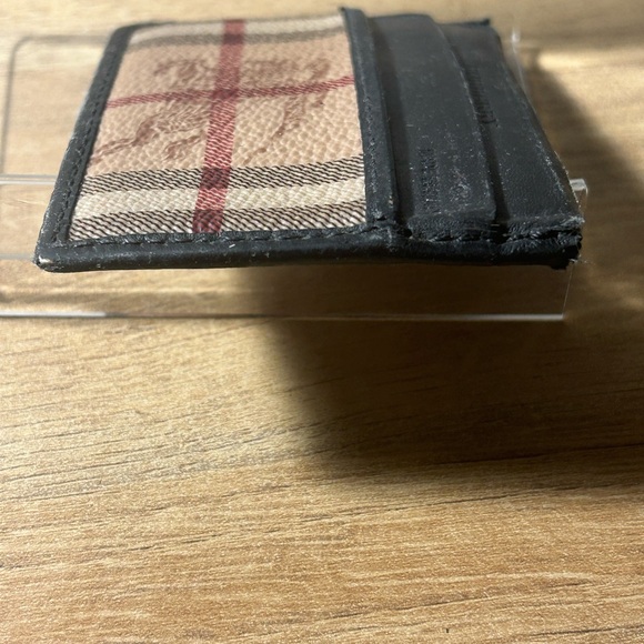 Burberry Card Wallet-Classic stripe imprinted with Burberry logo on the front. - Picture 6 of 9